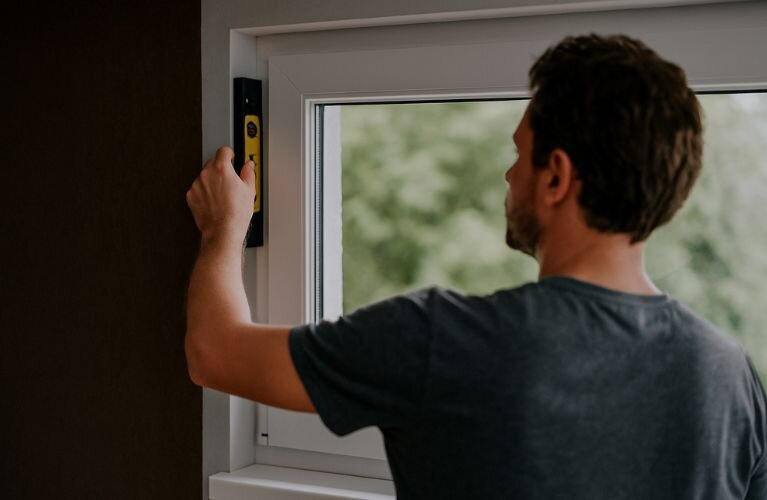 Kontrolle nach dem Einbau eines Kellerfensters