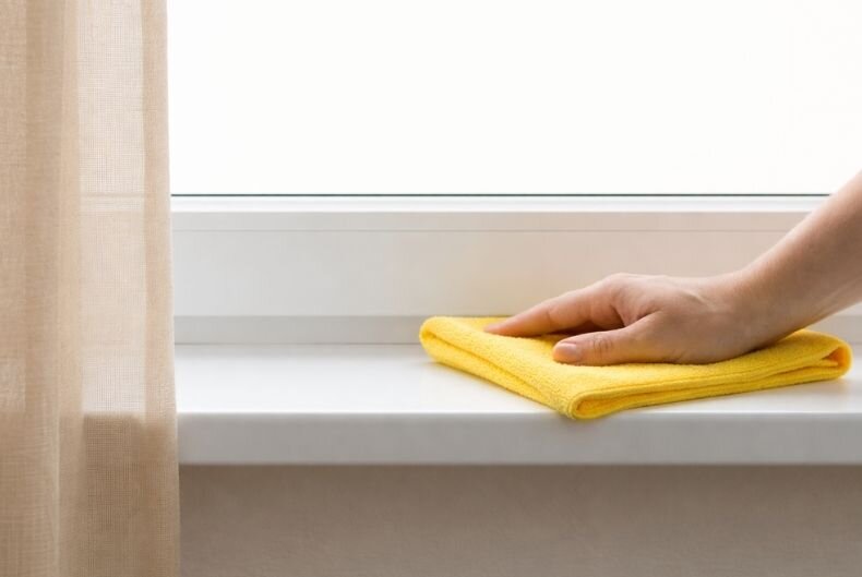 Das Reinigen einer Innenfensterbank die ausgetauscht wurde 